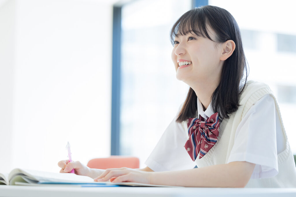 楽しそうに授業を受ける女子学生